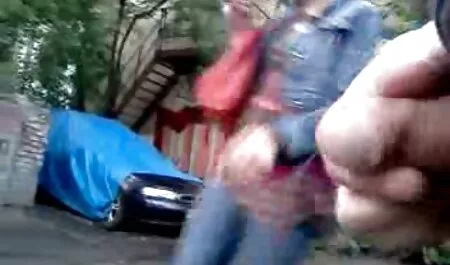 Một phụ nữ trưởng thành, con trai, trong nhà bếp và háo hen tai nhat ban hức với anh ta