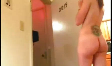 Một cô gái tai phim sex 3gp nhat ban trẻ ngồi xuống với một người phụ nữ ở phần còn lại và vuốt ve cô ấy âm đạo