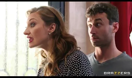 Cô trần truồng, đồ hồ với hen tai nhat ban tôi cam trên bãi biển,