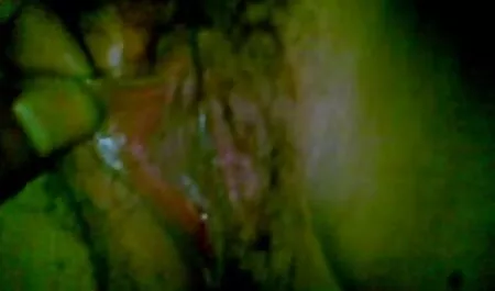 Cô gái đẹp cho thấy cô trên giường trước cái tai phim sex nhat bản máy quay